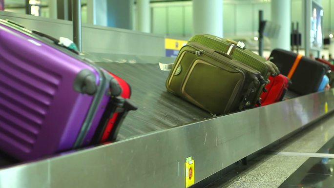 行李在机场的传送带上
