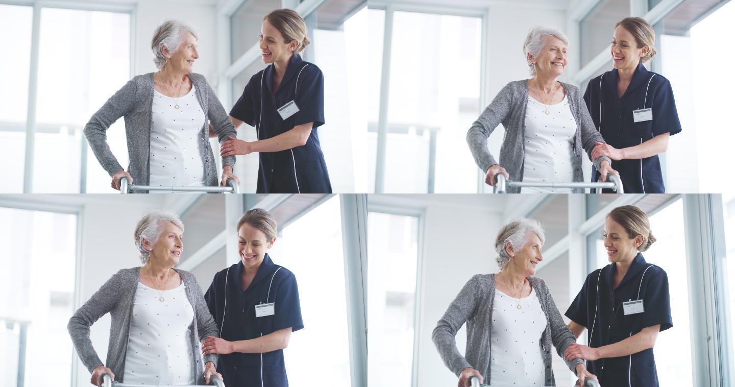 一名护士用助行器帮助一名老年妇女