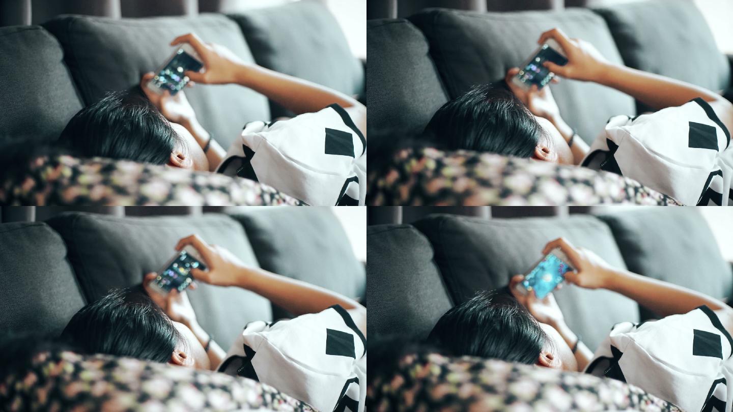 一个女孩在客厅里用智能手机玩游戏