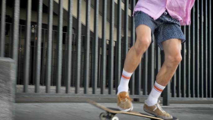 滑板运动员在城市滑冰时的双脚
