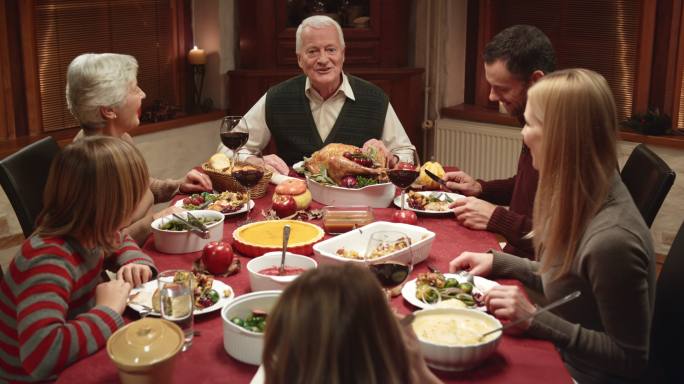 爷爷在感恩节晚餐上讲故事