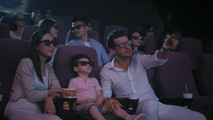 一家人在电影院看电影
