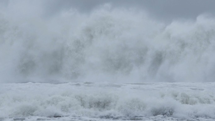 厄尔尼诺风暴期间海岸上的巨大海浪