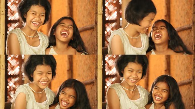 快乐的两个女孩姐妹俩开心童年时光