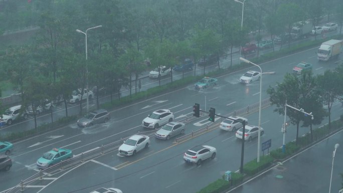 大雨中的车辆出租公交车