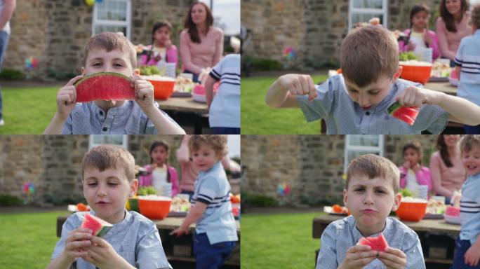 小男孩在镜头前吃西瓜