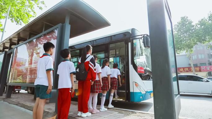 学生等公交车排队上车