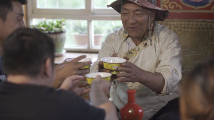藏族人家吃饭其乐融融