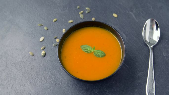 碗中蔬菜南瓜奶油汤的特写镜头
