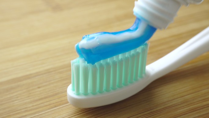 桌上有牙膏的牙刷