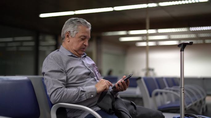 商人在机场使用手机