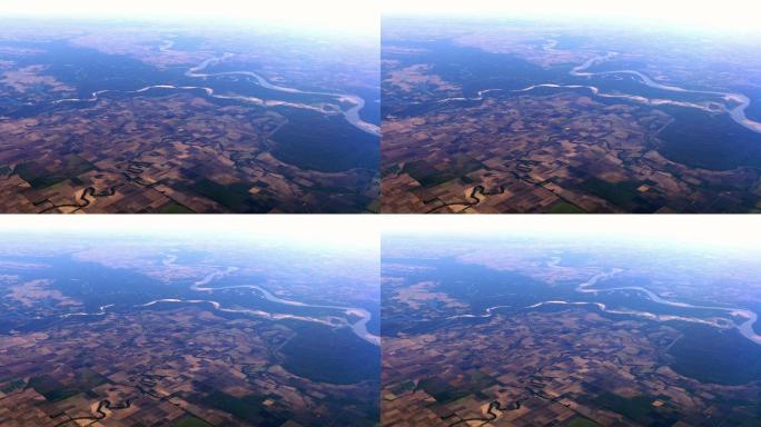 在密西西比河和农田上空飞行