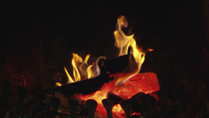 在壁炉里燃烧木头的慢镜头。