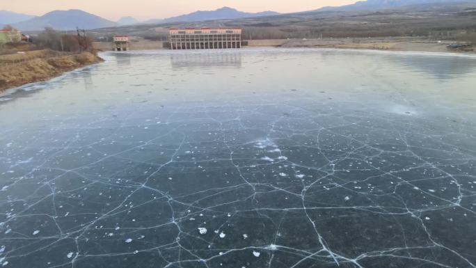 冰冻的湖水河流北方冬天冬季山上冰湖桥冻结