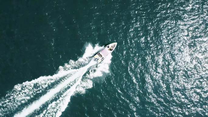 【原创4K】航拍游艇快艇在海面水面上行驶
