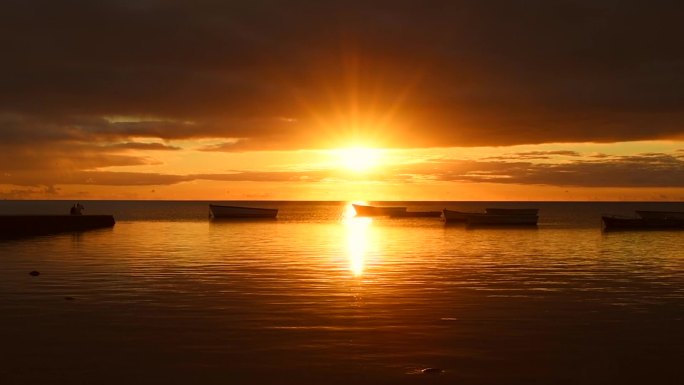 金色夕阳下的大海和小船