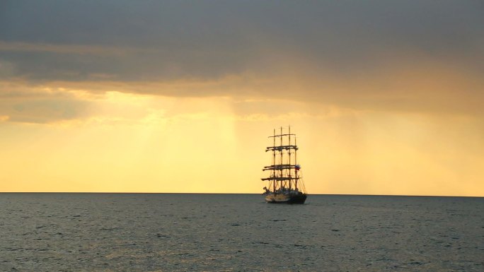 夕阳下海面上的船只