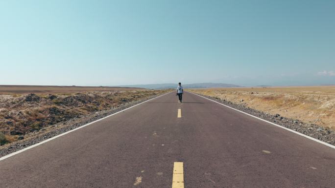 4K新疆高原笔直的公路上行走的摄影师