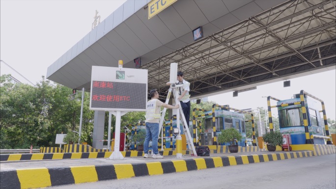 4K超清高速闸口工作人员设备维修