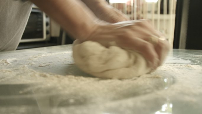 女性手工制作酵母面团