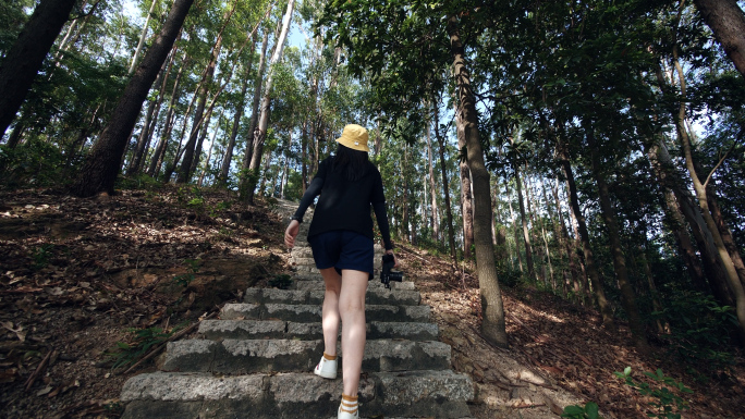 女孩爬山徒步旅行4k视频素材