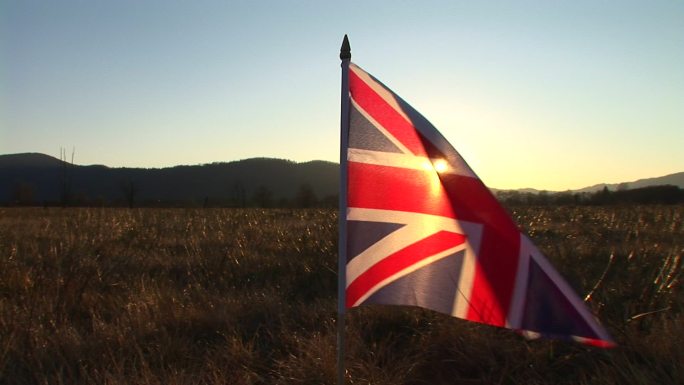 英国国旗在草地上随风飘扬