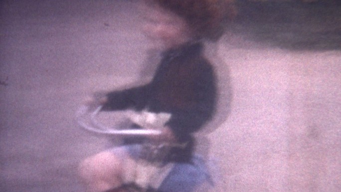 一个红发女孩骑着三轮车