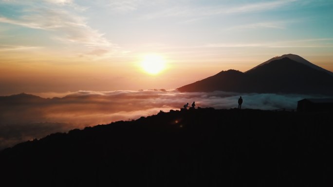 一群朋友正在爬山，站在山峰之上。