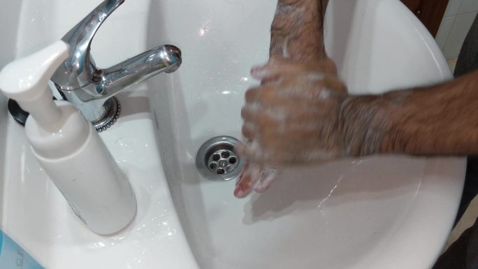 使用洗手液洗手