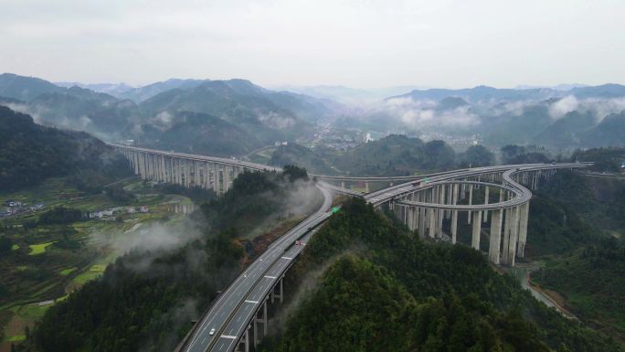 航拍包茂高速湖南湘西吉首段云雾中的高速路