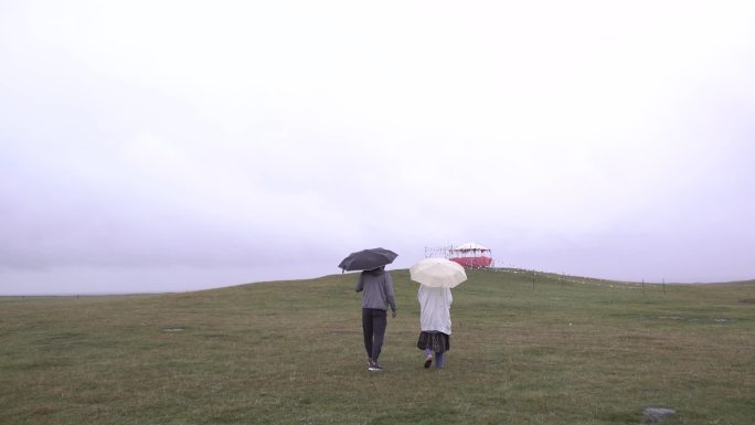 茶卡盐湖男女生谈恋爱雨中散布的情侣