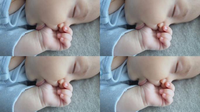 可爱的小男孩含着手指正在睡觉