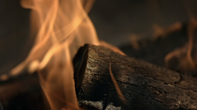 壁炉中燃烧的原木的超慢镜头。