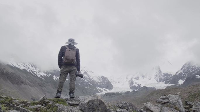 1068爬山 摄影师 摄像师 步行上山