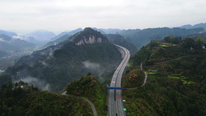 包茂高速湖南湘西吉首段，云雾中的高速公路