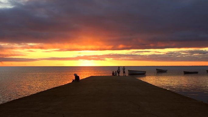 海边看夕阳的浪漫情侣