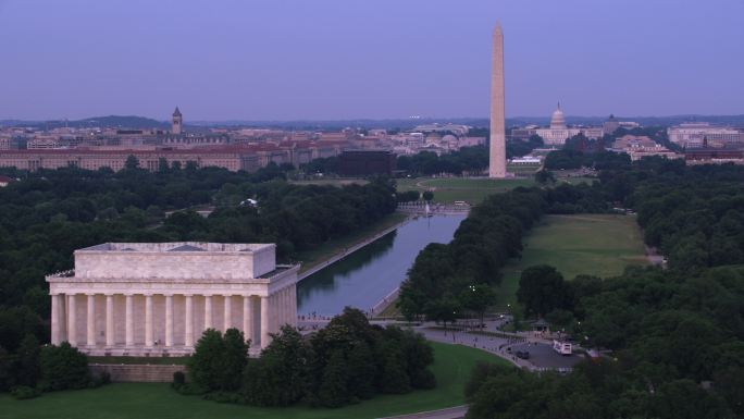 华盛顿纪念碑和国会大厦鸟瞰图。