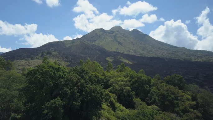 巴厘岛巴图尔火山口和活火山的壮观景色