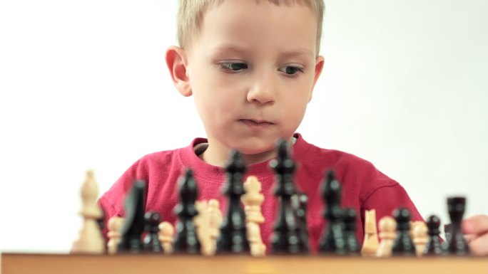 小男孩对国际象棋着迷