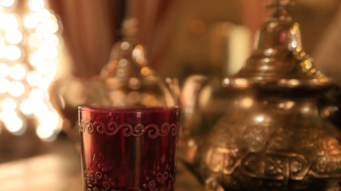 烟雾从阿拉伯风格的茶壶和玻璃中升起
