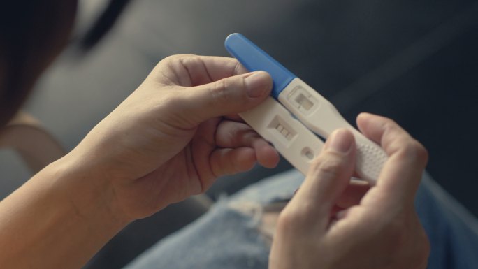 手里拿着验孕器孕期妇女妊娠妊妇妊娠期
