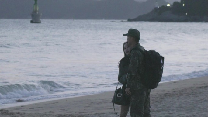 海滩边的恋人在拥抱，一起看海