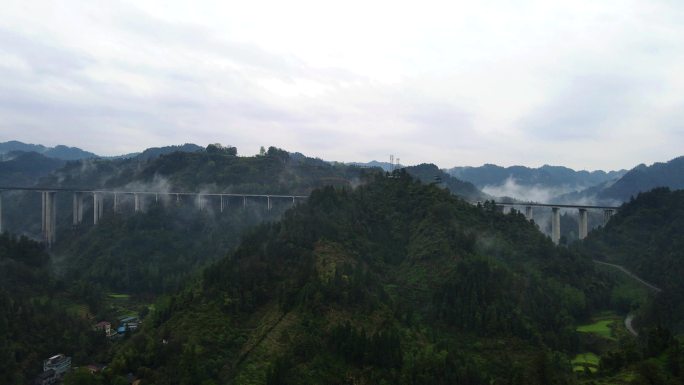 包茂高速湖南湘西吉首段，云雾中的高速公路