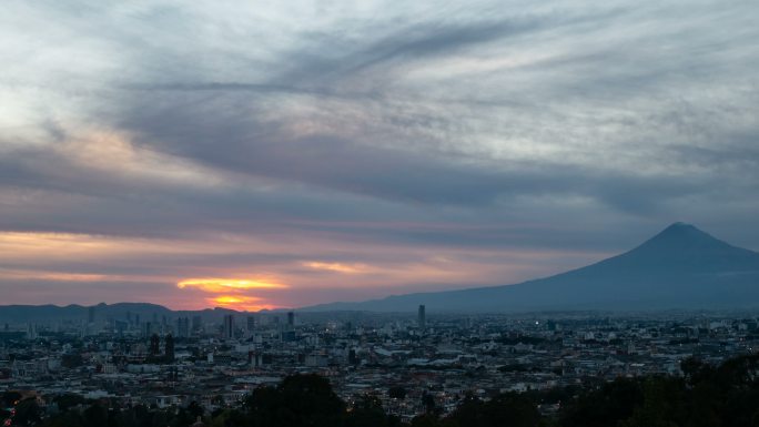 日落时普埃布拉市的时间推移