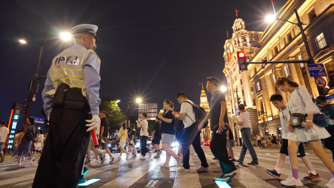 4K夜晚人流交警维持秩序-人群过马路