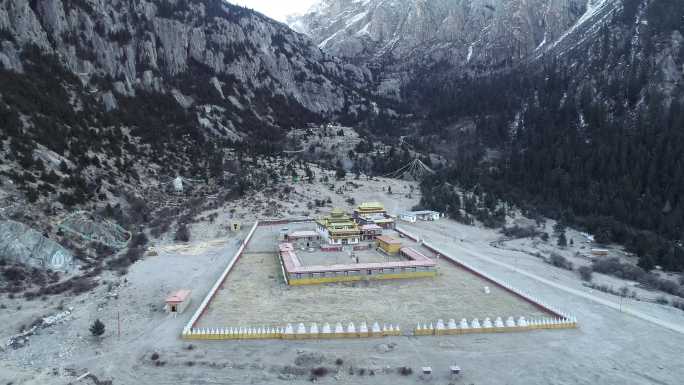 原创 航拍雪中藏族寺庙