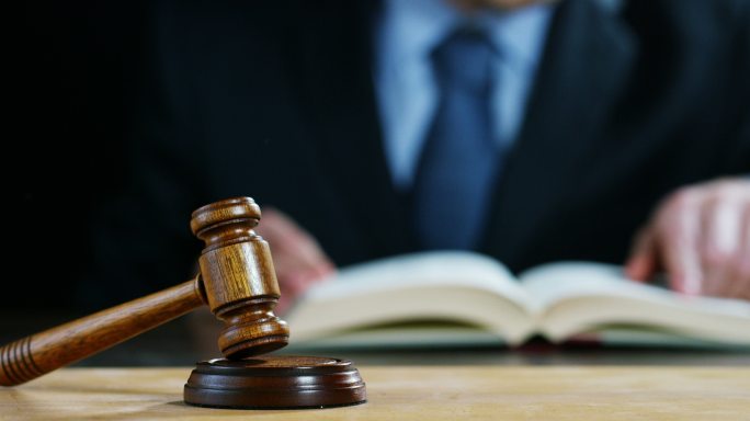 律师或公证人，作为保险赔偿或刑事案件的法官。
