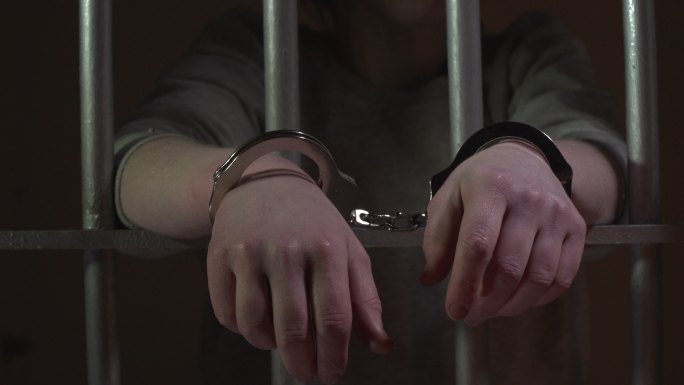 戴着手铐的女囚犯人坐牢违法抓捕拘留所