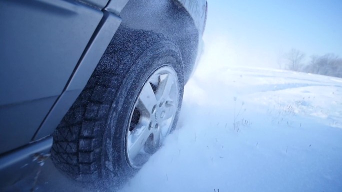 在雪地里行驶的汽车