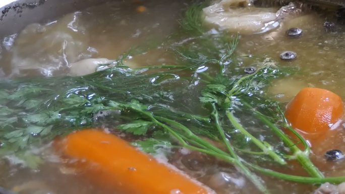 煮肉汤的特写镜头。